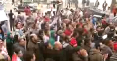  بالفيديو.. المتظاهرون يتخطون حواجز ديوان عام محافظة سوهاج 