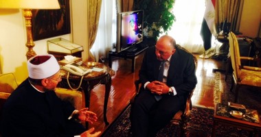 مفتى الجمهورية يهدى وزير الخارجية كتاب مواجهة "منشقى القاعدة"