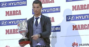 بالصور..ماركا تهدي رونالدو جائزتي هداف وأفضل لاعب بالليجا