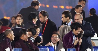لفتة صغيرة ذات تأثير.. بوتين يضع معطفا على كتف السيدة الأولى للصين