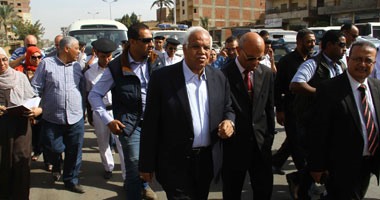 محافظ القاهرة يتفقد محيط كوبرى عزبة النخل المنهار