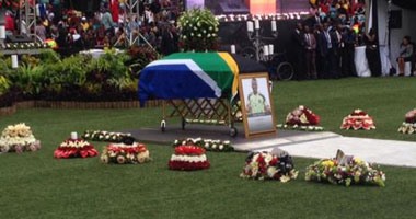 "نخبة" من الرياضيين والسياسيين يتقدمون جنازة "قائد" جنوب أفريقيا