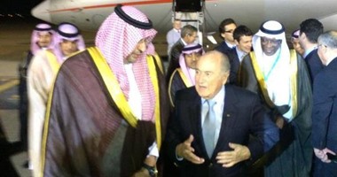 بالصور.."بلاتر" يصل الرياض لحضور حفل افتتاح كأس الخليج