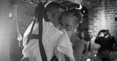 بالصور.. عسكرى أمريكى قعيد يفاجئ عروسه بوقوفه على قدميه يوم زفافهما
