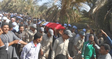 بالصور.. المئات يشيعون جنازة شهيد أسوان فى أحداث سيناء