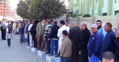 جنود الجيش والشرطة يرشدون الناخبين للجانهم بمدينة نصر