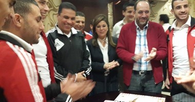 المنتخب الأولمبى يحتفل بعيد ميلاد حمادة المصرى