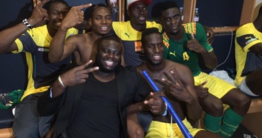 نجوم السنغال تحتفل بـ"فوفوزيلا" فى غرفة خلع الملابس