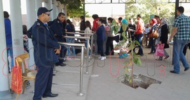 بالصور.. إجراءات مشددة على بوابات "عين شمس" وتفتيش لحقائب الطلاب