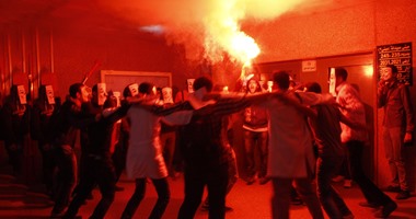 بالصور.. طلاب بجامعة 6 أكتوبر يشعلون الشماريخ خلال مظاهرة بالحرم