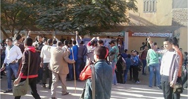 بالصور..اعتصام معلمى مدرسة بأسيوط احتجاجا على صفع طالب ووالده لمدرس