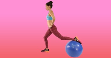 بالصور المتحركة.. 5 طرق جديدة لاستخدام الكرة فى التمارين الرياضية.. تزيد من تدفق الدم لجميع أجزاء جسمك.. وتمدك بالطاقة والحيوية.. وتحافظ على وزن صحى وجسم رشيق