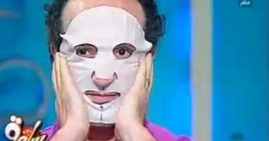 شريف مدكور يضع "ماسك الوجه" لتفتيح البشرة على الهواء
