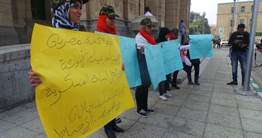 طالبات بجامعة القاهرة ينظمن وقفة صامتة للمطالبة بتجنيدهن فى الجيش