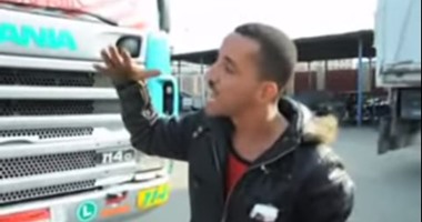 بالفيديو.. معاق ذهنيًا بعد ضبطه يقود سيارة نقل: "كنت رايح أحط جاز"