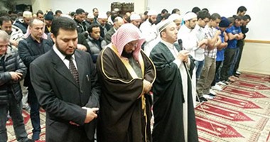 بالصور.. الشيخ محمد جبريل ينشر صورا له أثناء الصلاة مع عائض القرنى فى إيطاليا