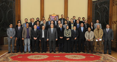 تفاصيل اجتماع "الخمس ساعات" بين الرئيس والقوى الثورية.. الشباب: نتخوف من عودة "الفلول".. وعدلى منصور يعد بالتحقيق فى تسريبات مكالمات النشطاء.. ويؤكد: لا تنسيق بين الدولة و"الوطنى" المنحل