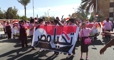مسيرة حاشدة لتلاميذ المدارس تطوف طور سيناء لدعم الدولة ضد الارهاب