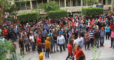 مسيرة طلاب الإخوان تصل قبة جامعة القاهرة.. والأمن يغلق الأبواب