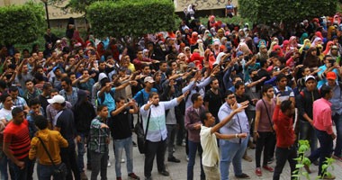 طلاب الإخوان يشعلون الشماريخ خلال مسيرتهم بجامعة القاهرة
