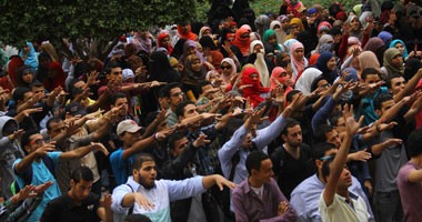 مدرعات الشرطة تطلق الأصوات التحذيرية لفض تظاهر طلاب جامعة القاهرة