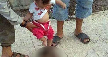 صورة على "فيس بوك" لعضو بجماعة إرهابية يداعب طفله برأس بشرى مقطوع