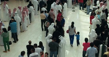 البحرينيون يصوتون فى الانتخابات البرلمانية وسط مقاطعة المعارضة.. وسائل الإعلام الرسمية: إقبال كبير على المشاركة.. ونسبة المصوتين من الرجال صباحًا 63% ومن النساء 37%.. وجمعية الوفاق: أغلبية الشعب مقاطع