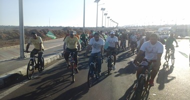 بالصور.. أهالى شرم الشيخ ينظمون رالى الدراجات الهوائية لتشجيع السياحة