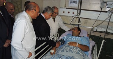 وزير الداخلية يزور رجال الشرطة المصابين فى حادث جامعة حلوان