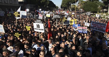 احتجاجات سلمية مناهضة للحكومة فى ألبانيا لتردى الأوضاع الإقتصادية