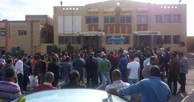 إضراب موظفى مجلس مدينة غارب احتجاجًا على تقسيم البحر الأحمر