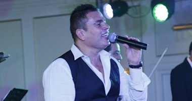 بالصور.. عمرو دياب يقدم أغانى ألبومه الجديد فى حفله الغنائى برومانيا