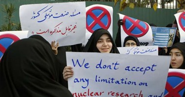 تظاهر طلاب إيرانيين أمام المفاعل النووى دعما لفريق الأبحاث الإيرانى
