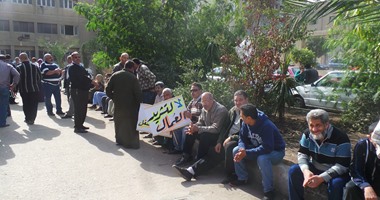 تظاهر عاملين بوزارة الزراعة أمام مجلس الوزراء للمطالبة بصرف رواتبهم