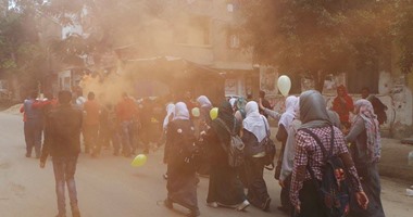 طلاب الإخوان يشعلون الشماريخ احتجاجًا على حبس الأخوات بالإسكندرية