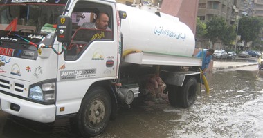 الجيزة تدفع بـ44 سيارة لسحب مياه الأمطار من الشوارع