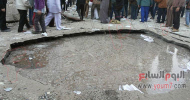 خبراء المفرقعات يفحصون السيارة المنفذة لتفجير مديرية أمن القاهرة