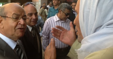 المواطنون بإمبابة يهاجمون محافظ الجيزة بسبب الصرف الصحى