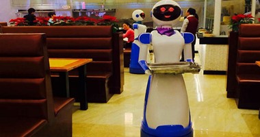 مطعم صينى يوظف روبوتات لاستقبال وتقديم الطلبات للزبائن