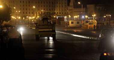 ميدان التحرير فى قبضة الأمن.. قائد المنطقة المركزية العسكرية يتفقد قوات التأمين.. ويطالب الجنود باليقظة.. ويؤكد: مصر فيها جيش وطنى محترم وشرطة شريفة.. والجنود يردون: مستعدون للشهادة فى أى وقت