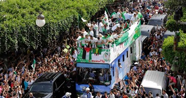 حافلة مكشوفة تطوف بنجوم وفاق سطيف الشوارع للاحتفال بدورى الأبطال