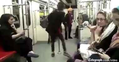 بالفيديو.. إيرانية تتحدى قوانين الجمهورية الإسلامية بالرقص داخل المترو
