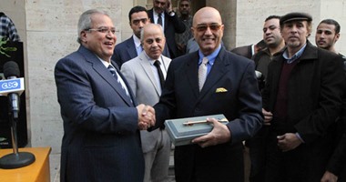 محمد سلماوى يهدى وزارة الثقافة تمثال "الفلاحة" لمحمود مختار