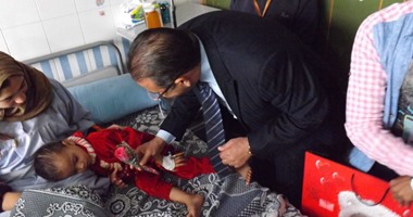رئيس جامعة المنصورة يزور أطفال مركز الأورام ضمن مبادرة "حلمنا"