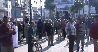 المواطنون يتوافدون على ميدان الساعة بدمياط لرفض الإرهاب