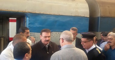 وزير النقل للركاب بمحطة مصر:"مفيش حاجة.. والوضع الأمنى مستقر تماما"