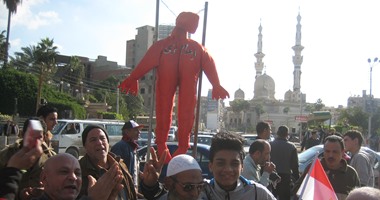 أعضاء الدعوة السلفية بالدقهلية يرفعون دمية تطالب بإعدام "مرسى"