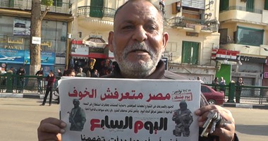 بالفيديو.. مواطن بالتحرير يرفع "اليوم السابع": "مصر متعرفش الخوف"