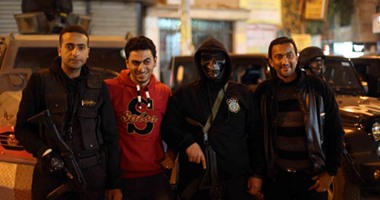 مواطنون يلتقطون صورًا مع "الضابط المُقنع" بشارع الهرم