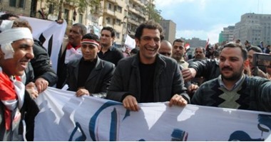 عمرو واكد يكذب ادعاءات مشاركته فى مظاهرات اليوم: أنا مش فى مصر أصلا